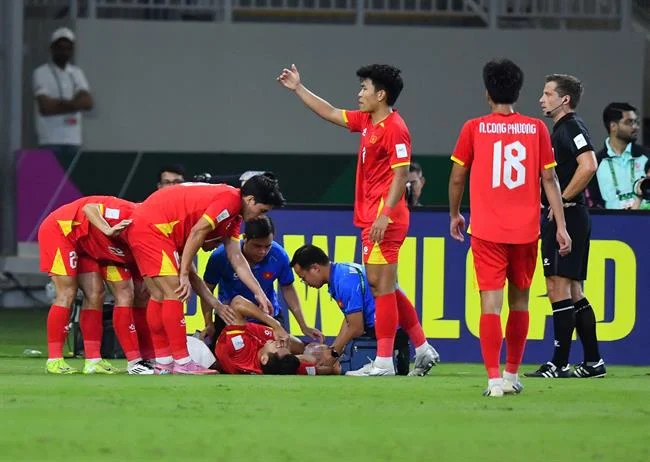 Bàn chơi Sic Bo với ba viên xúc xắc và các ô đặt cược